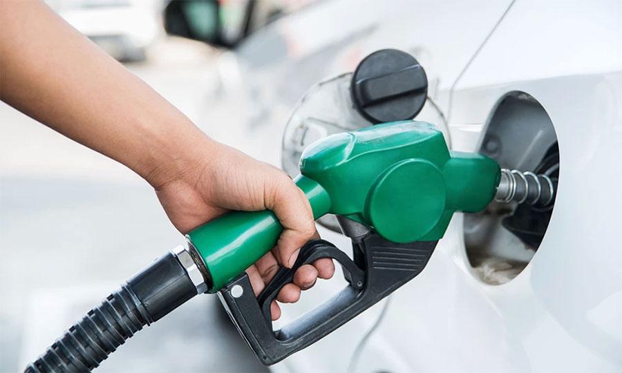 پیٹرول کی قیمت 300 روپے سے نیچے آنے کا امکان