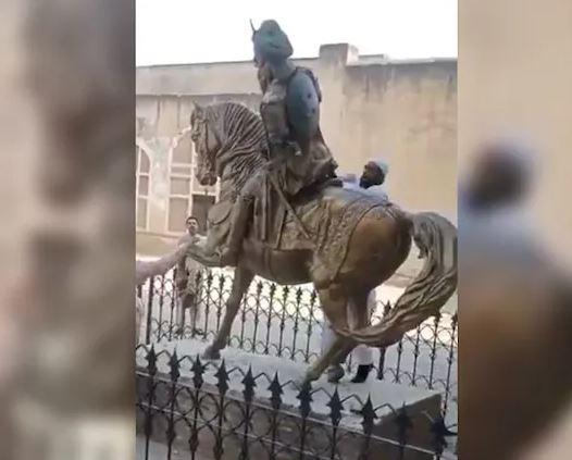 TLP member vandalises Maharaja Ranjit Singh's statue, detained