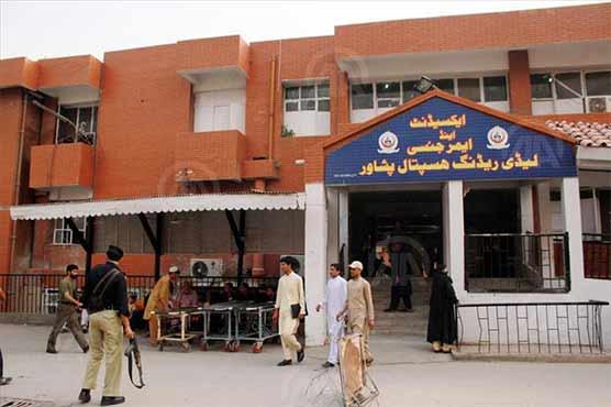پشاور  لیڈی ریڈنگ اسپتال میں صحت کارڈ پرمریضوں کاعلاج روک دیا گیا