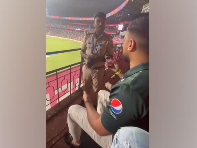 بھارتی پولیس اہلکار نے پاکستانی کرکٹ فین کو پاکستان زندہ آباد کا نعرہ لگانے سے روک دیا