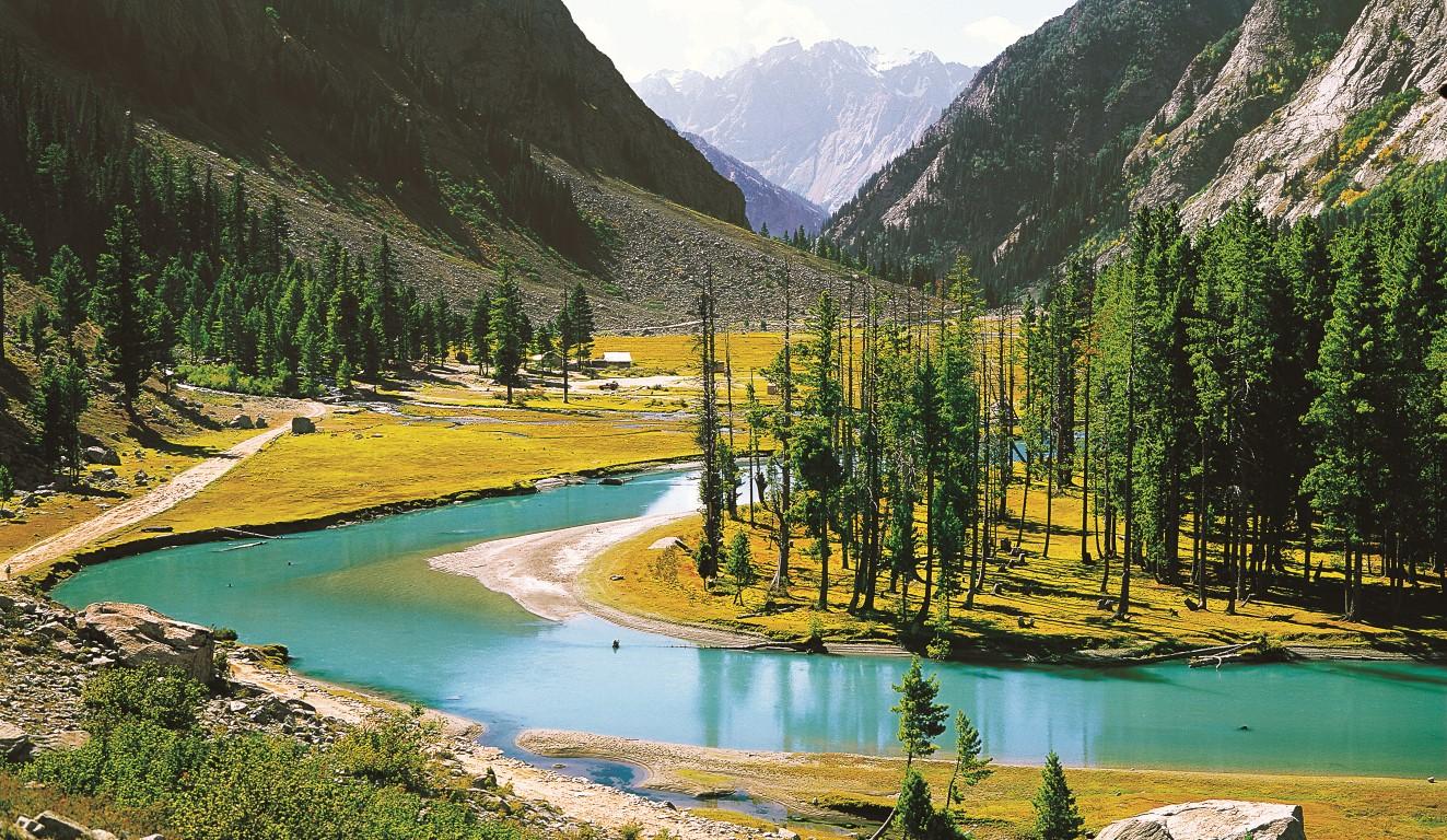 موسم خوشگوار ہونےکے باعث سیاحوں کاپہاڑی علاقوں کا رخ