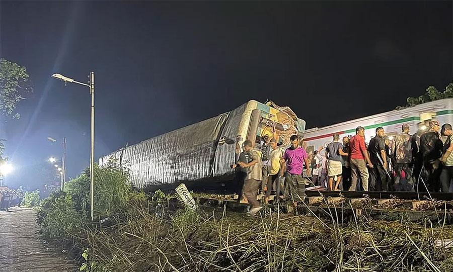 بنگلادیش: مسافر ٹرین ، مال بردار ٹرین تصادم،  17 افراد ہلاک، 100 سے زائد زخمی