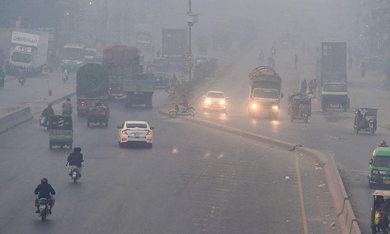 لاہور : بڑھتی اسموگ سے نمٹنے کیلئے پانی کے چھڑکاؤ کا فیصلہ