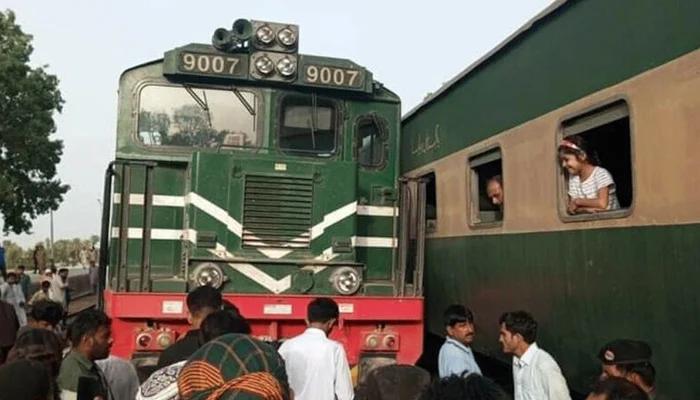 Lahore-Karachi Khyber Mail Express escapes accident