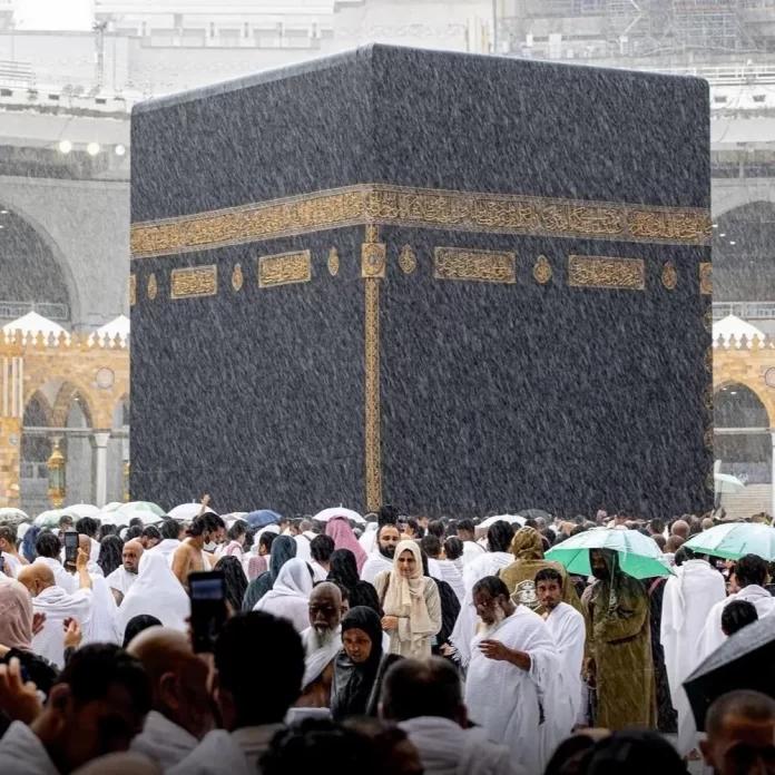 سعودی وزارت حج و عمرہ کی بارش کے دوران عمرہ زائرین کے لیے ہدایات
