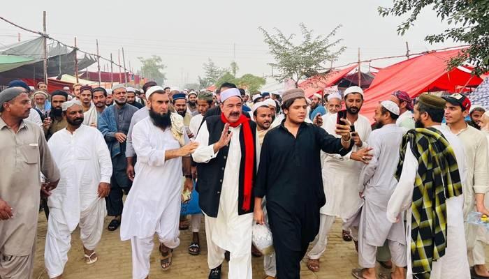 شیخ رشید تبلیغی اجتماع میں شرکت کے لئے رائیونڈ پہنچ گئے