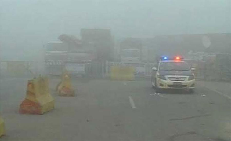 دھند کی وجہ سے ایم ٹواور ایم تھری موٹر وے صبح عارضی طور پر بند