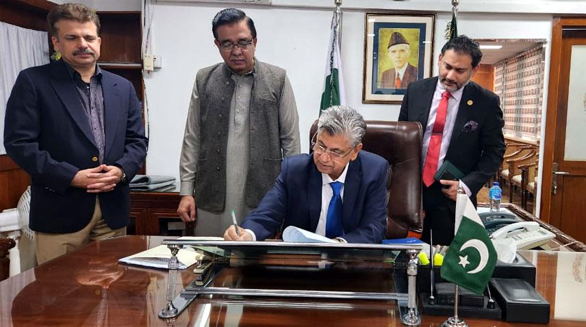 Murtaza Solangi assumes additional charge as Minister for Parliamentary Affairs