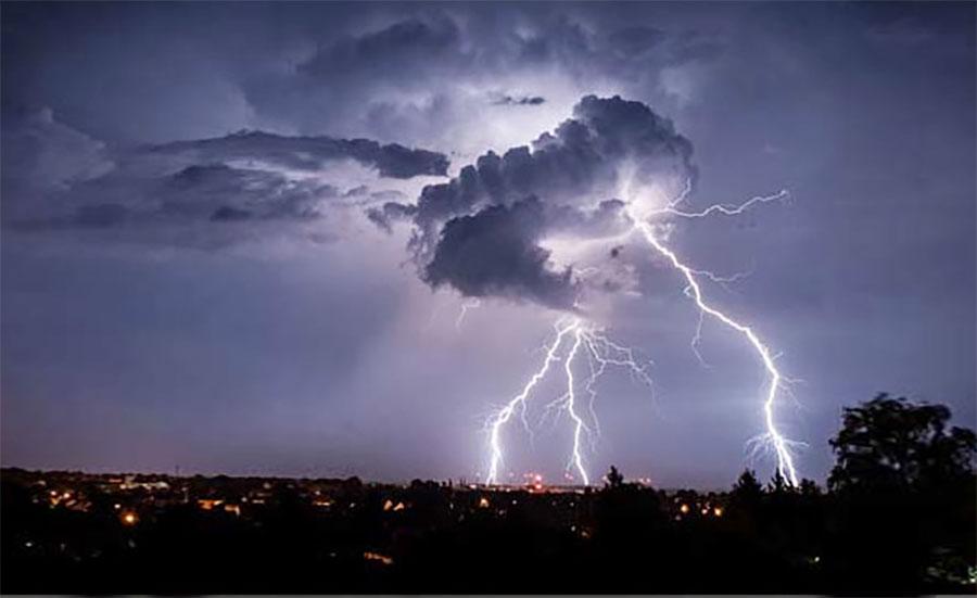 لاہور سمیت مختلف شہروں میں گرج چمک کے ساتھ بارش