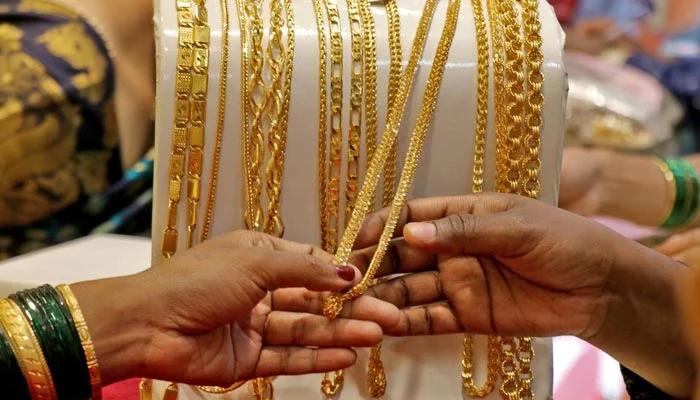 Gold price drops by Rs2100 per tola in Pakistan