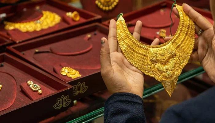 Gold price high by Rs1000 per tola in Pakistan