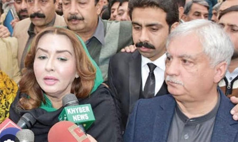 سابق وفاقی وزیر ارباب عالمگیر اور اہلیہ عاصمہ عالمگیر   پیپلزپارٹی میں اپنے عہدے سے مستعفی