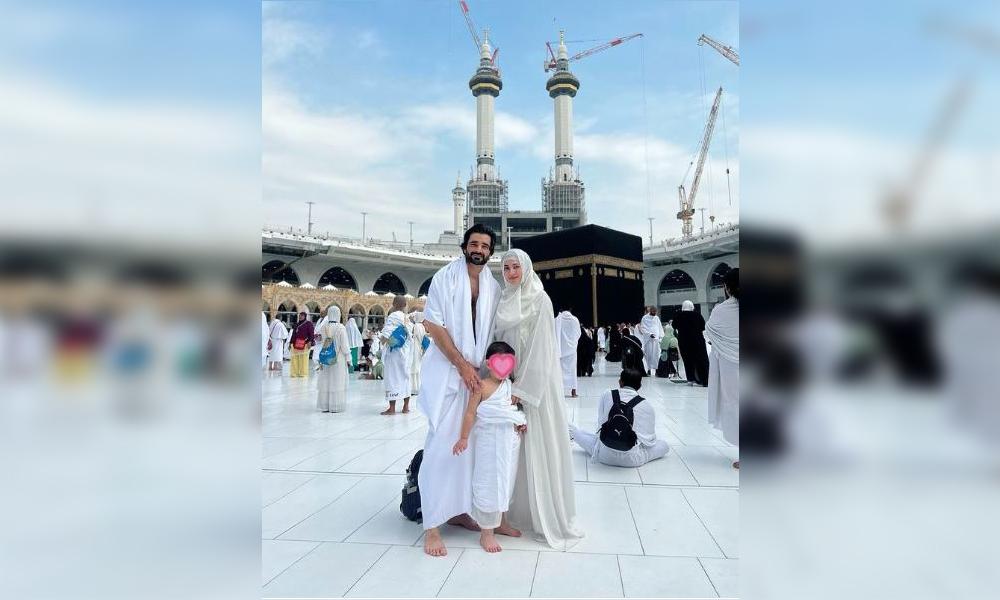 Actor Hamza Abbasi, Naimal Khawar perform Umrah