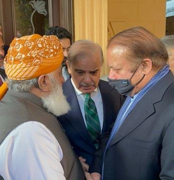 نواز شریف کی  مولانا فضل الرحمان سے ملاقات کے لیے ان کی رہائش گاہ آمد