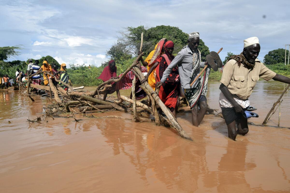 Floods in Somalia kill 100 people