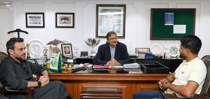 بابر اعظم دنیا کے نمبر ون بیٹسمین  ہیں ،ذکاء اشرف