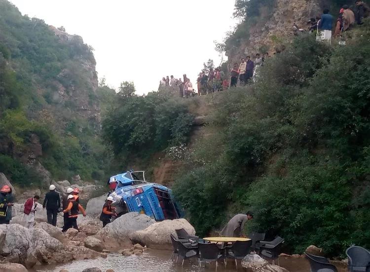 شیخوپورہ سے اسلام آباد آئی بس حادثے کا شکار ،طالبہ جاں بحق