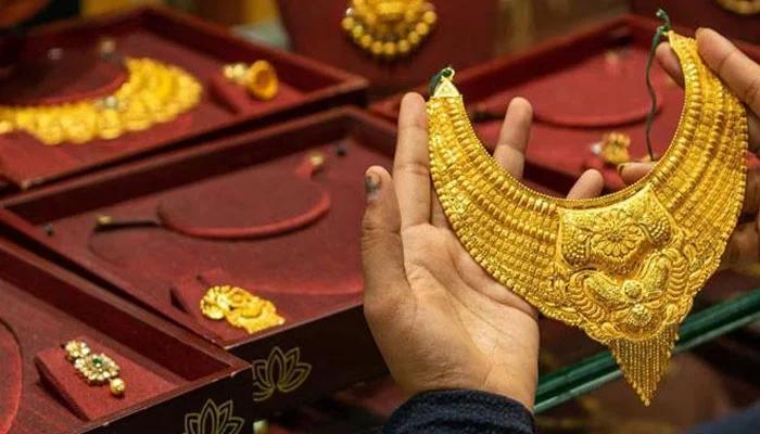 Gold price falls by Rs1300 per tola in Pakistan