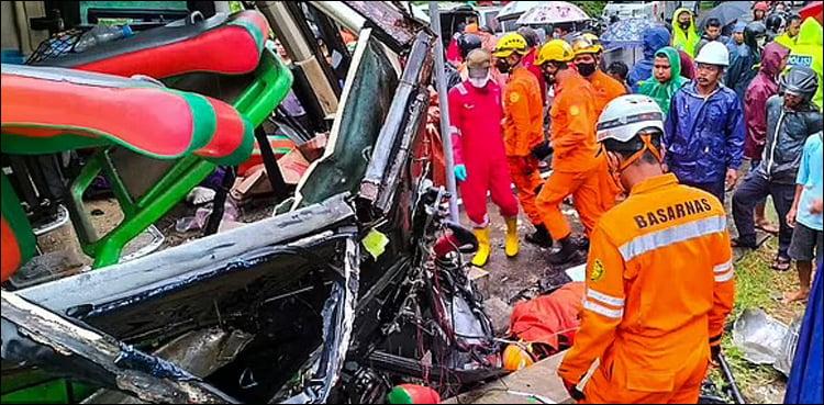 انڈونیشیا خطرناک ٹریفک  حادثے میں 7 افراد ہلاک