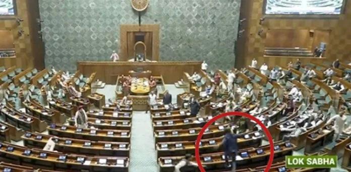 بھارتی پارلیمنٹ پر دو نامعلوم افراد کا حملہ