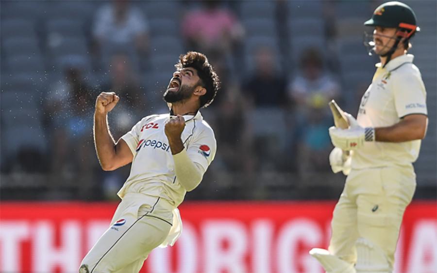 عامر جمال کی اپنے ٹیسٹ کیریئر کے پہلے میچ میں شاندار بائولنگ ، 6کھلاڑی آؤٹ کر دیئے