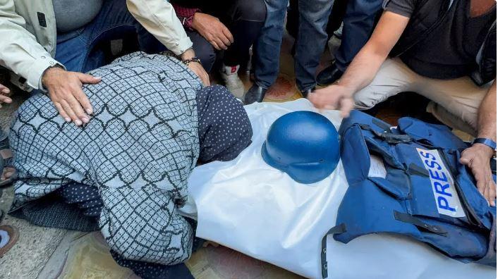 الجزیرہ ٹی وی کے کیمرہ میں ثمر ابو دقہ کے اہل خانہ کا اسرائیل کے خلاف بین الاقوامی عدالت جانے کا اعلان