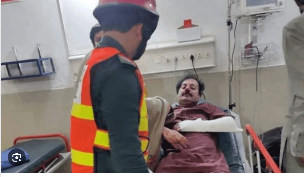 معروف  سرائیکی گلوکار احمد نواز چھینہ کی گاڑی حادثے کا شکار