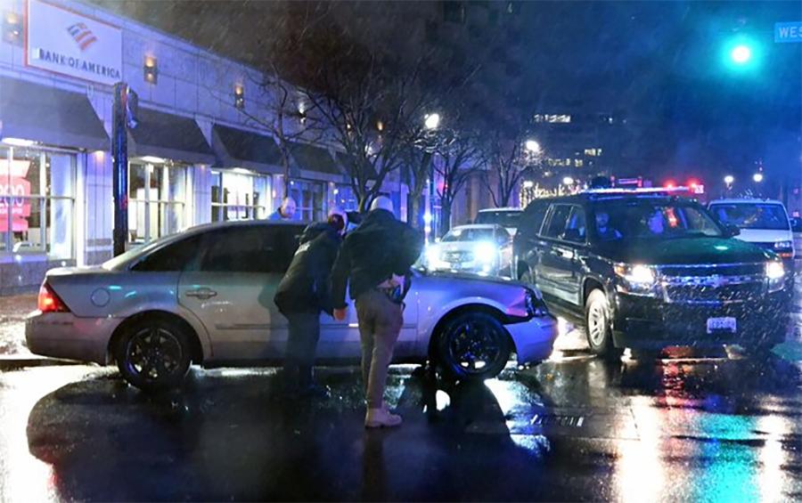 امریکی صدرجوبائیڈن کے قافلے کی گاڑی سے کار ٹکراگئی