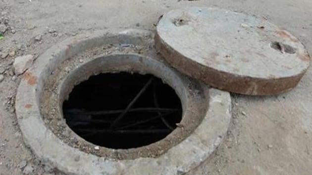 One dead as three people fall into an open manhole