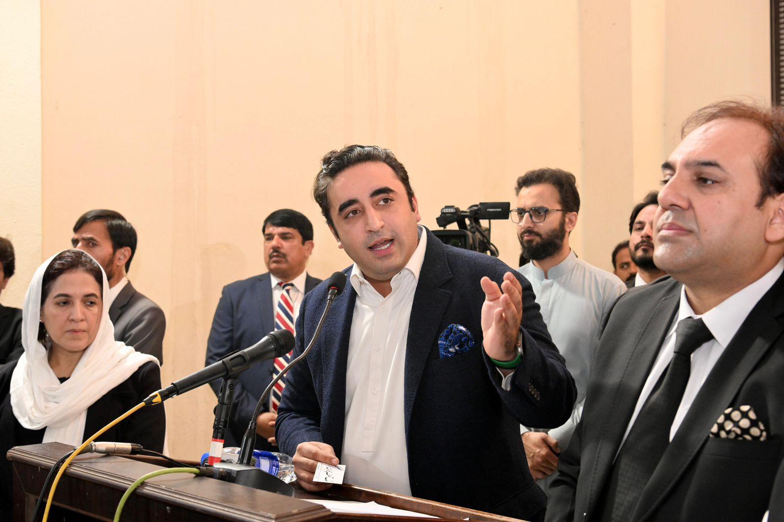 Bilawal emphasizes to bury old school politics to address economic crisis