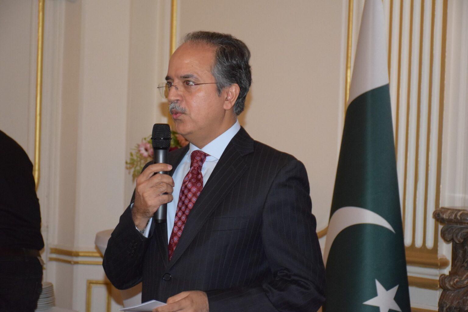 Pak envoy in France hosts Christmas dinner