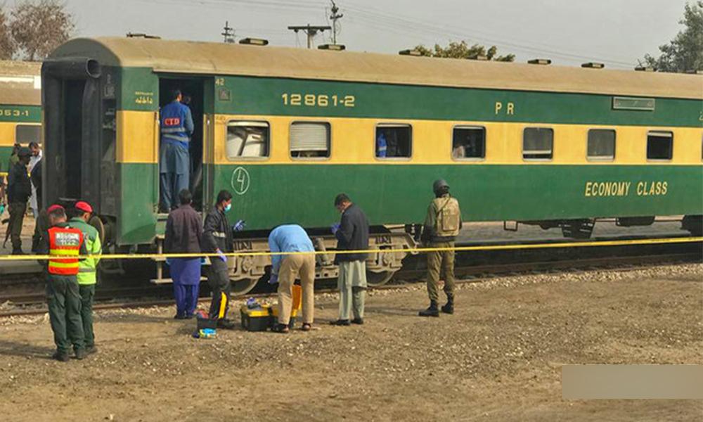 Five kg bomb recovered from Peshawar-Karachi Awam Express