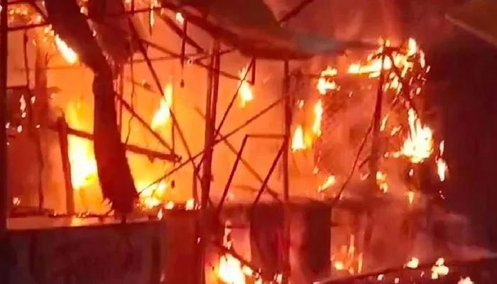 Shops burn as fire breaks in Karachi’s mobile market