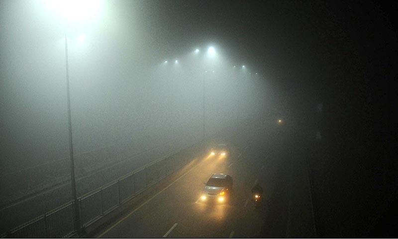 Fog blanket paralyzes Pakistan’s highways navigating the challenges for commuters