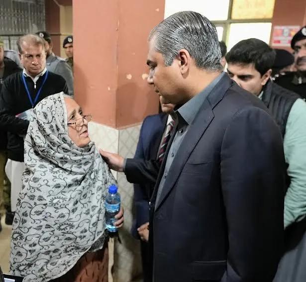 نگران وزیر اعلیٰ پنجاب کا تین ہسپتالوں کا اچانک دورہ