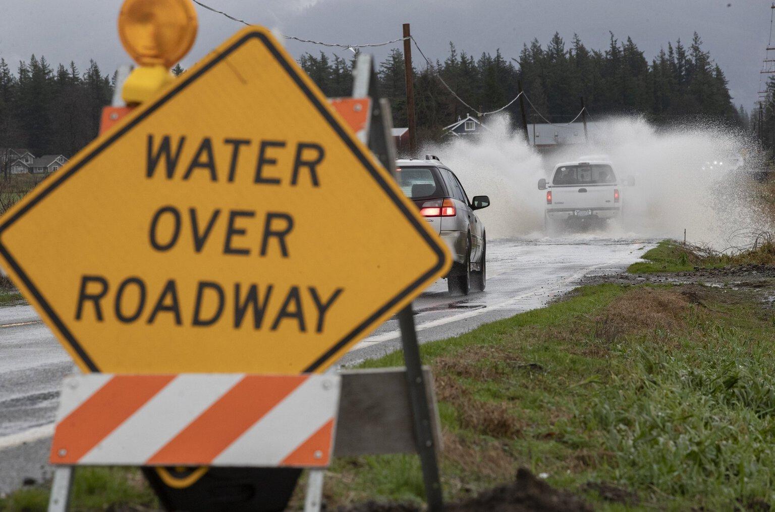 Flooding overtakes city of Sumas in Washington