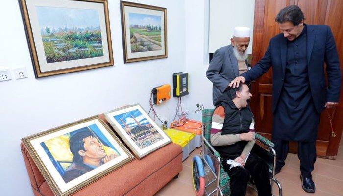 معذور آرٹسٹ کا عمران خان کو پینٹنگز کا تحفہ