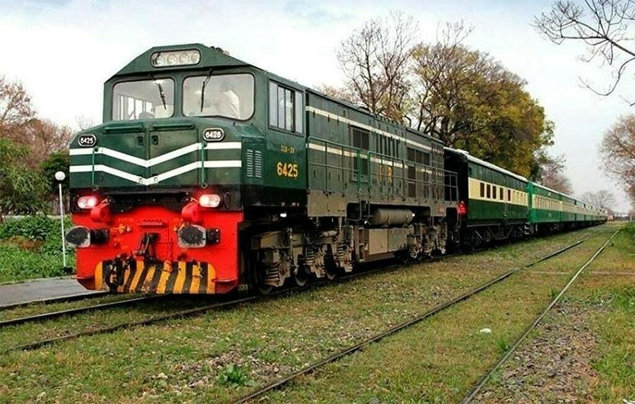 کراچی سے لاہور جانیوالی شالیمار ایکسپریس کو حادثہ، تمام مسافر محفوظ رہے