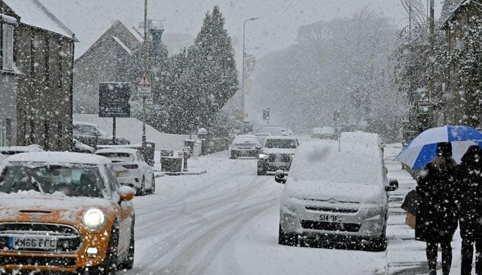 Daily life badly affected due to snowfall in UK