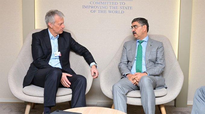 انوارلحق  کاکڑ کی ڈیووس میں جیمز کوئنسی سے ملاقات