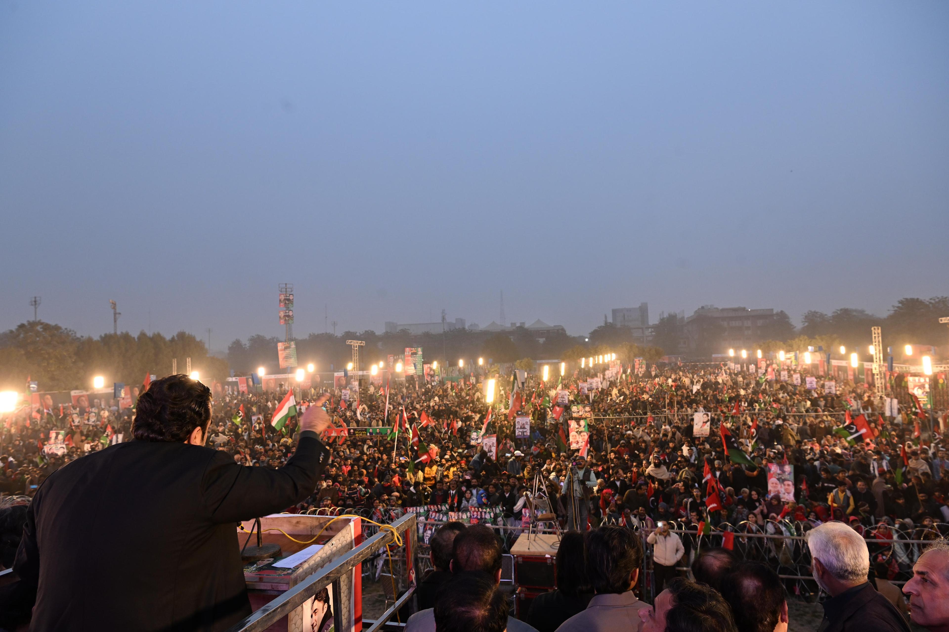 ملک کو سیکیورٹی چیلنجز سے نکالیں گے ،بلاول بھٹو کا لاہور  جلسے سے خطاب