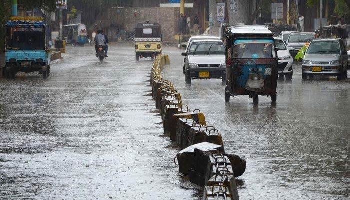 Light, heavy rain in Karachi,  motorways closed due to fog