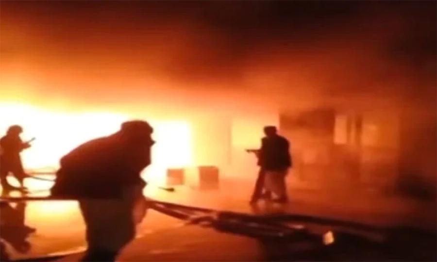 پشاور ، شاپنگ سینٹر میں شارٹ سرکٹ، آتشزدگی سے  لاکھوں روپے کا مال جل گیا