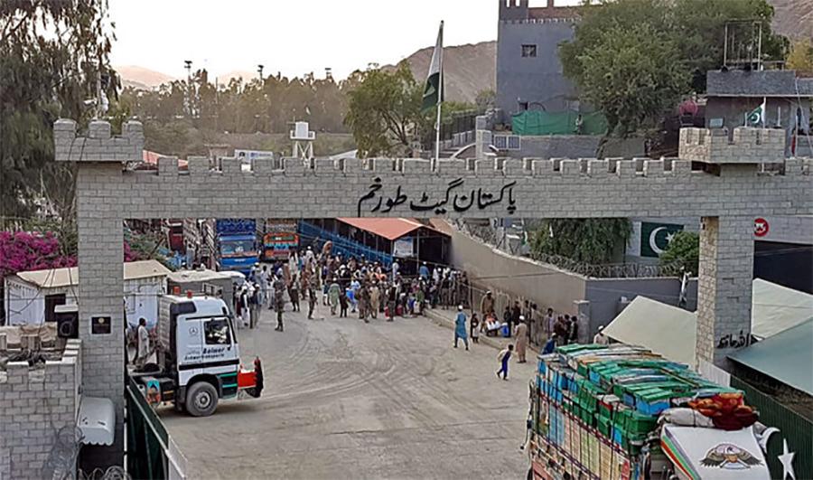 پاک افغان طورخم بارڈر تجارتی سرگرمیوں کے لیے دوبارہ کھول دیا گیا