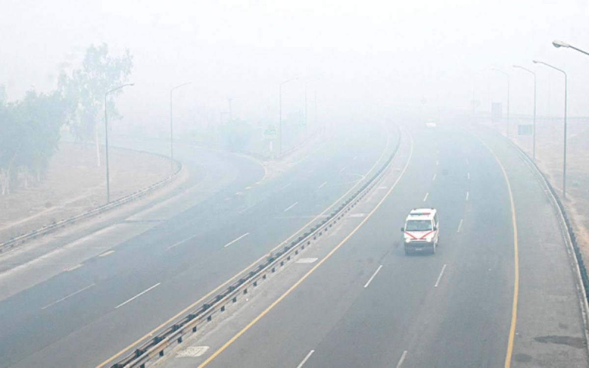 پنجاب اور سندھ کے میدانی علاقے دھند کی لپیٹ میں آگئے
