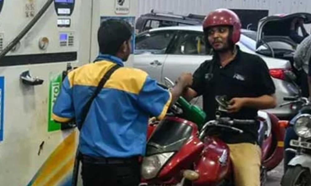 Petrol price in Delhi becomes cheaper 