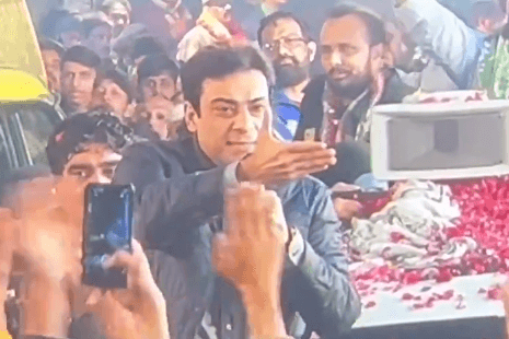 Hamza faces unexpected situation as one attendees throws shoe at him in Lahore rally