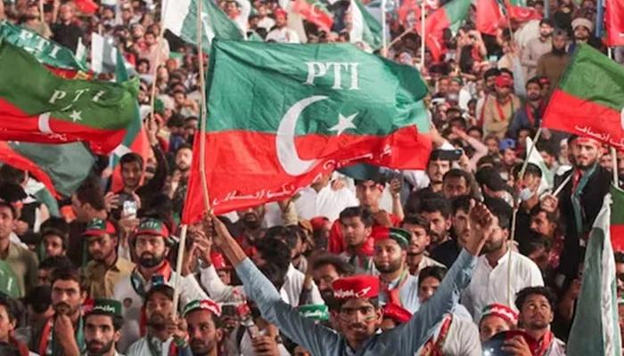 عمران خان کی کال پر پی ٹی آئی کارکنان کی متعدد شہروں میں ریلیاں