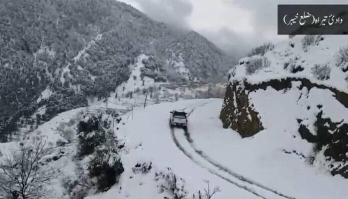 ضلع خیبر کے وادی تیراہ میں سال کی پہلی برف باری،پہاڑوں نے سفید چادر اوڑھ لی