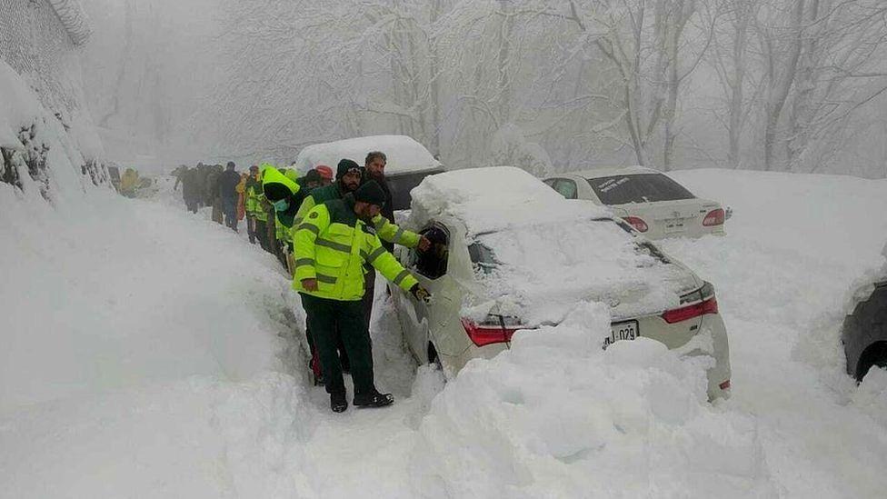 Heavy snowfall in Murree, Galiyat, tourists stuck in traffic jam